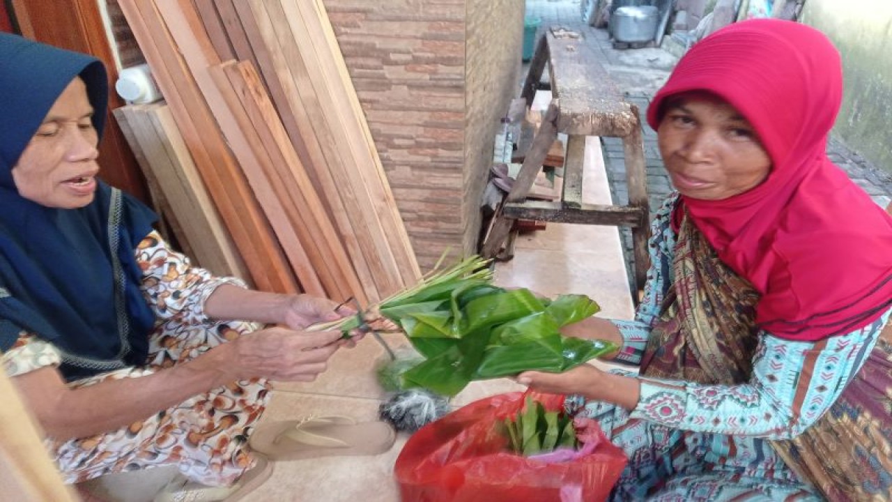 Seorang pedagang keliling kaum perempuan di Kabupaten Lebak bangkitkan ekonomi keluarga sehingga mampu memenuhi kebutuhan pangan dan terlepas dari lubang kemiskinan. ANTARA/Mansur