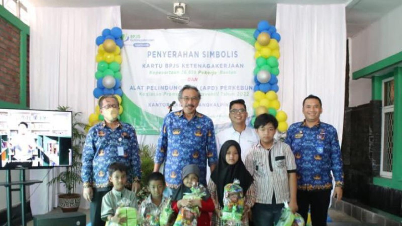 Penjabat Gubernur babel Ridwan Djamaluddin (belakang nomor dua dari kiri) saat memberikan santunan kepada para yatim dan piatu di Pangkalpinang. (FOTO ANTARA/Donatus Dasapurna)