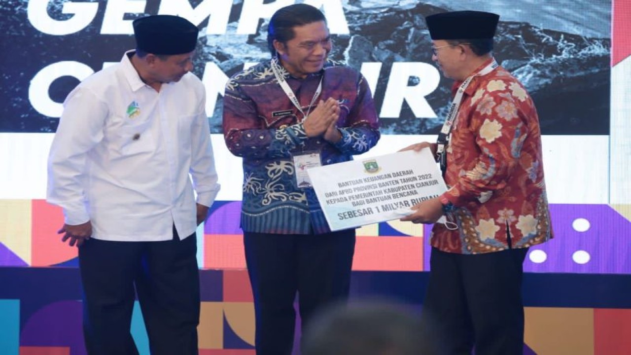 Penjabat Gubernur Banten Al Muktabar menyerahkan bantuan penanganan korban gempa Cianjur usai menghadiri Seminar Nasional dalam Rangkaian Kegiatan Memperingati Hari Anti Korupsi Sedunia (Harkodia) yang diselenggarakan KPK RI di Gedung Sate, Kecamatan Bandung Wetan, Kota Bandung, Jawa Barat, Selasa (6/12/2022). ANTARA/Mulyana