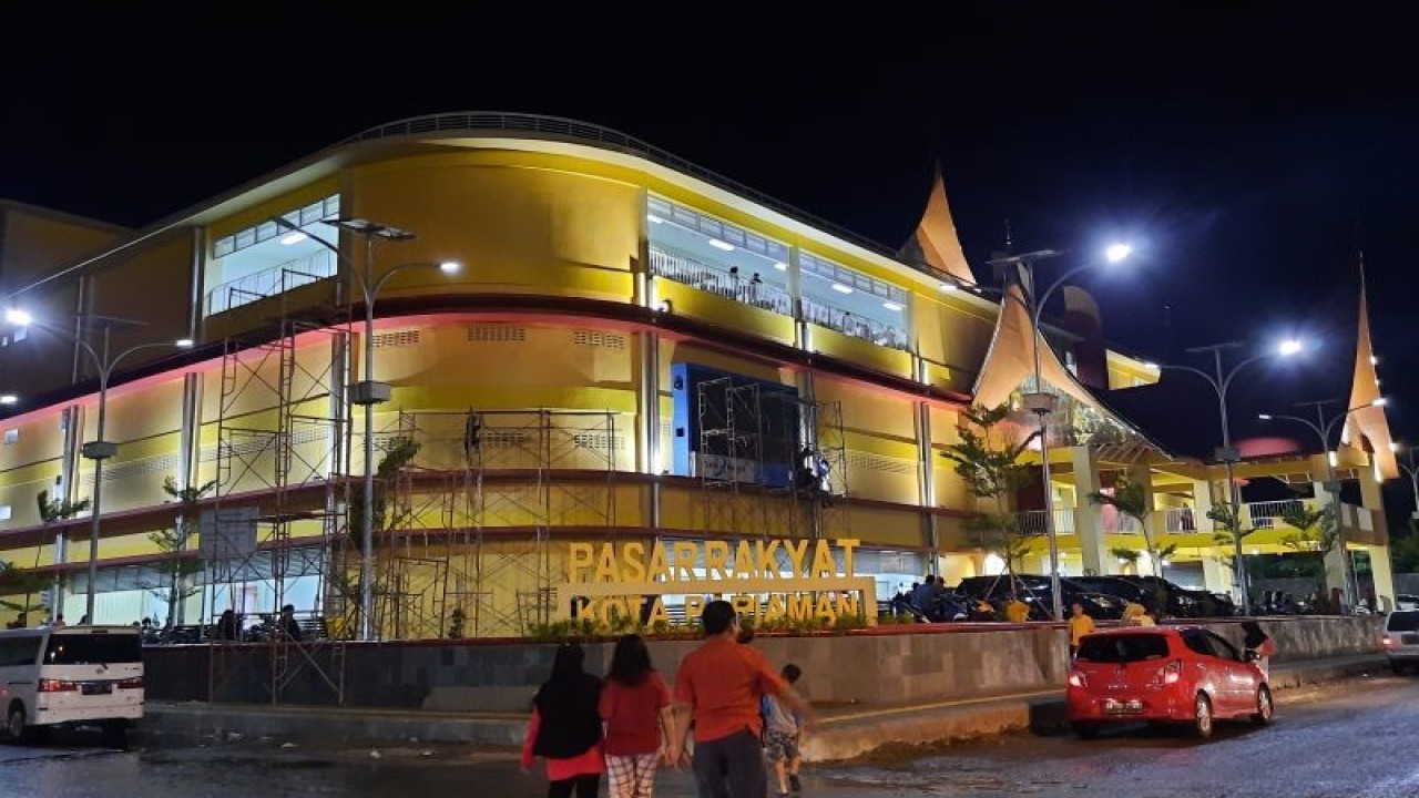 Pejalan kaki melintas di depan bangunan Pasar Rakyat Pariaman, Sumbar. Antara/Aadiaat M. S.