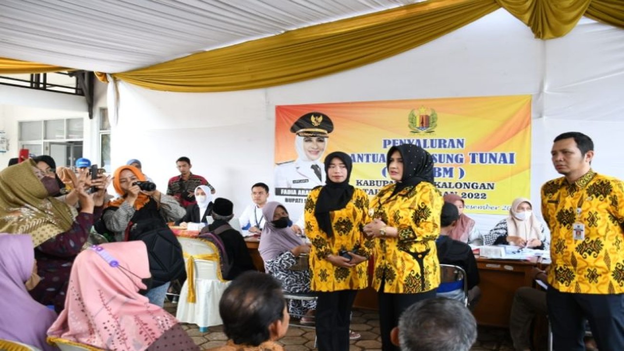 Bupati Pekalongan Fadia Arafiq (dua dari kanan) memantau langsung penyaluran bantuan langsung tunai bahan bakar minyak di Pekalongan, Selasa (13/12/2022). (ANTARA/HO-Humas Kabupaten Pekalongan)