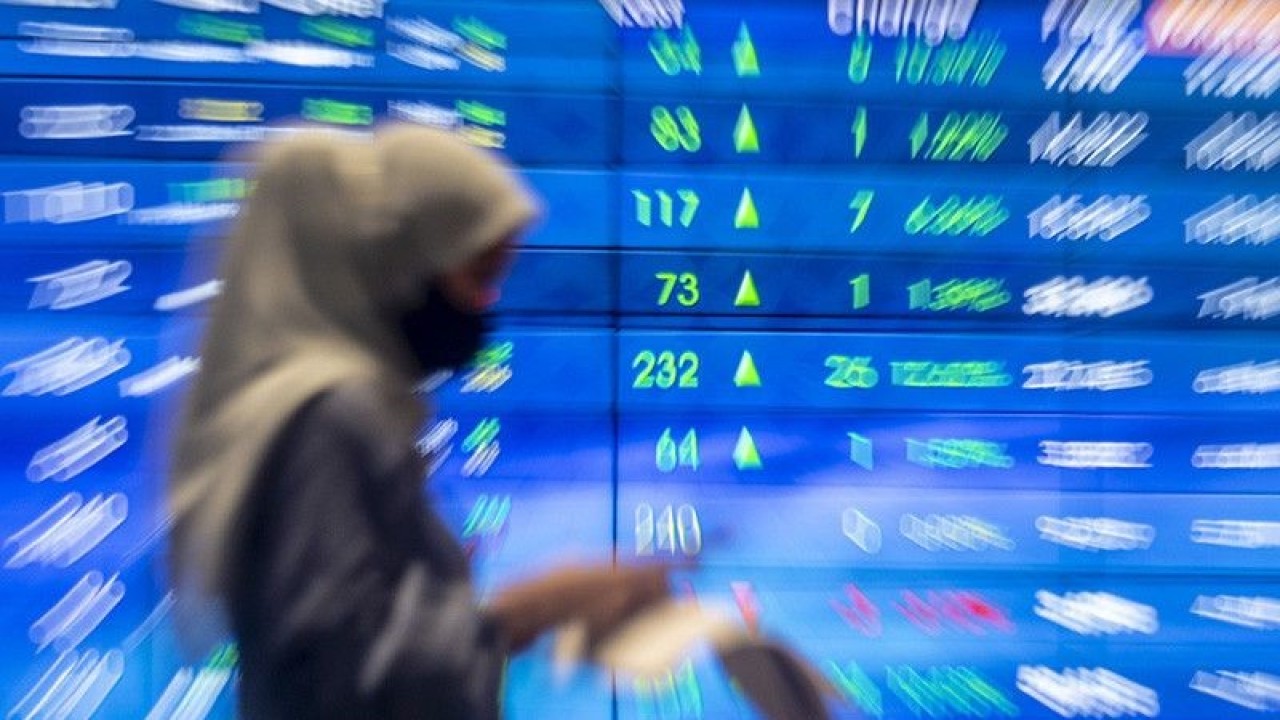 Pekerja berjalan dengan latar belakang layar pergerakan harga saham di gedung Bursa Efek Indonesia, Jakarta, Jumat (8/4/2022). ANTARA FOTO/Muhammad Adimaja/wsj/aa.