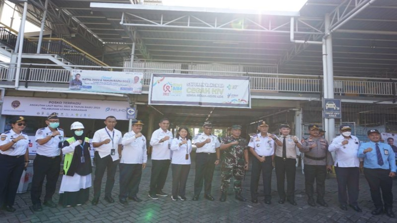 Suasana foto bersama jajaran kepelabuhanan Makassar setelah melakukan penijauan Posko layanan menghadapi lonjakan penumpang jelang Natal 2022 dan Tahun Baru 2023 di Pelabuhan Makassar. Antara/ HO- Pelindo Regional IV