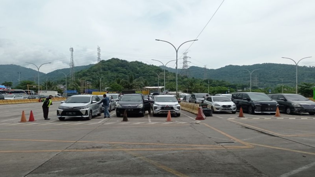 Sejumlah kendaraan menuju Dermaga Eksekutif Pelabuhan Merak untuk diseberangkan ke atas kapal menuju Pelabuhan Bakauheni, Lampung. ANTARA/Mansur