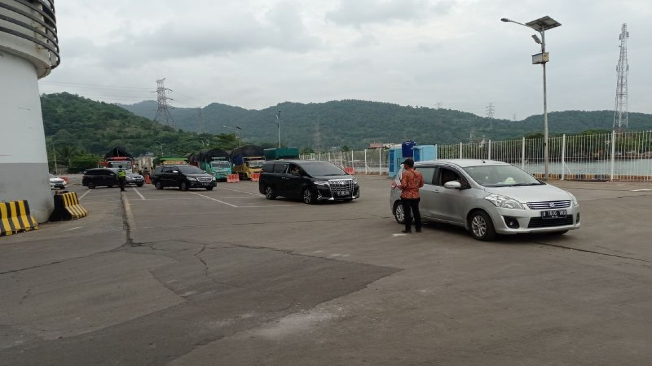 Arus kendaraan di Pelabuhan Merak kembali normal dan tidak terlihat kepadatan di tujuh dermaga dibandingkan pada H-2 atau Jumat (24/12/2022). ANTARA/Mansur