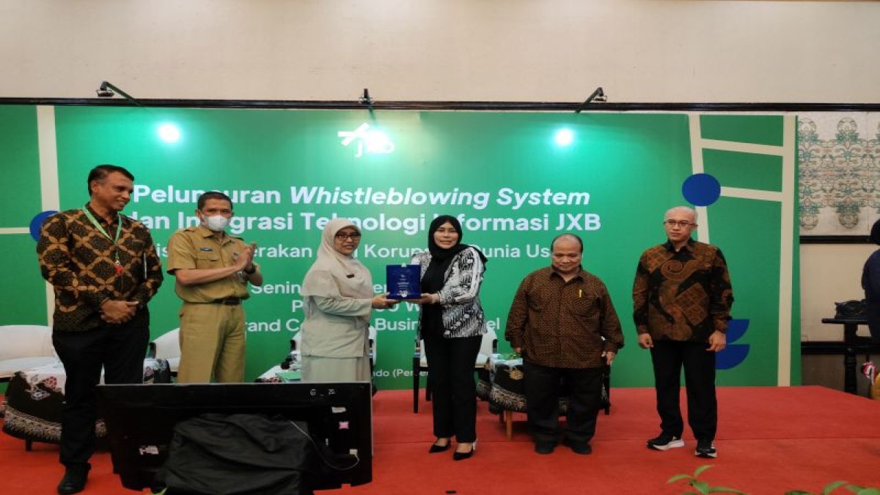 Pelaksana Tugas Badan Pembinaan Badan Usaha Milik Daerah (BP BUMD) DKI Jakarta Fitria Rahadiani (ketiga kiri) menerima plakat dari Dirut PT Jakarta Tourisindo (JXB) Novita Dewi (ketiga kanan) didampingi Kepala Bidang Usaha Infrastruktur BP BUMD DKI Jakarta Budi Purnama (kedua kiri), Ketua Pusat Pelaporan dan Analisis Transaksi Keuangan (PPATK) pertama Yunus Husein (kedua kanan), Direktur Synergy Strategic Advisory Ary Nugroho (kanan), Direktur Administrasi dan Keuangan JXB Zulfarsyah (kiri), setelah acara peluncuran WBS dan Integrasi Teknologi Informasi JXB di Grand Cempaka Hotel, Jakarta, Senin (12/12/2022). ANTARA/Ricky Prayoga