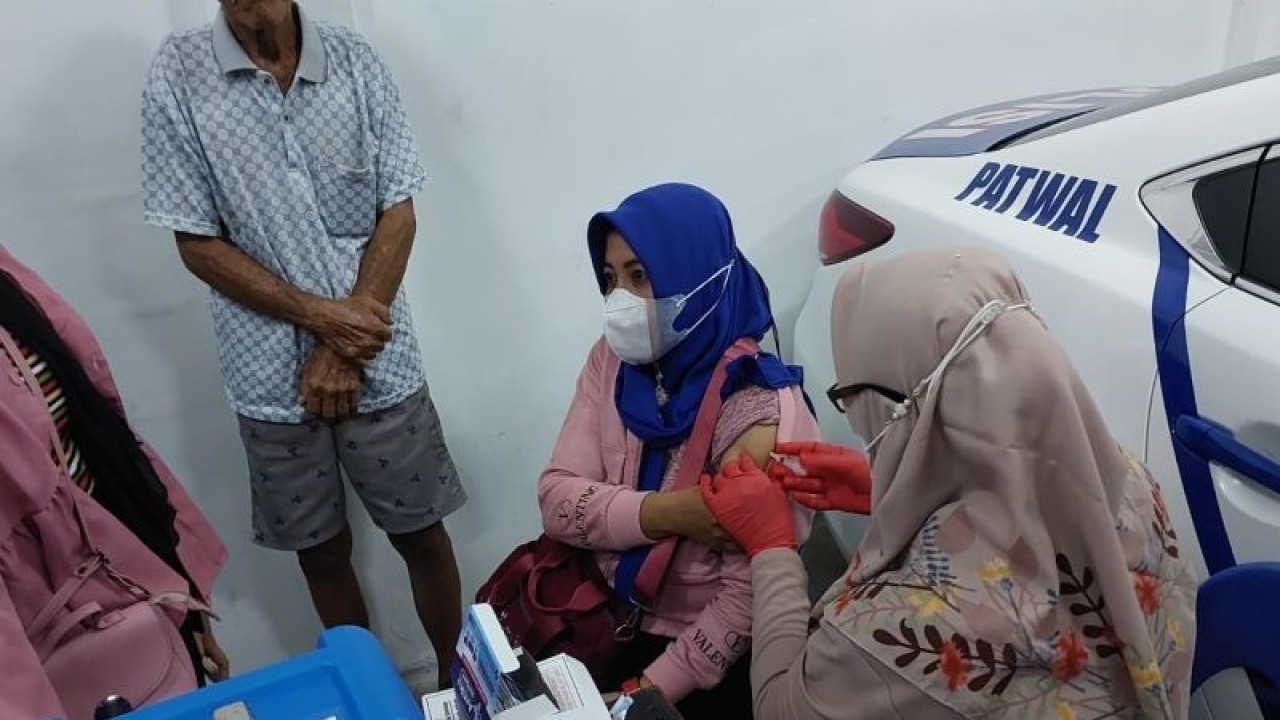 Pelaksanaan vaksinasi booster bagi nakes di Belitung. ANTARA/Kasmono