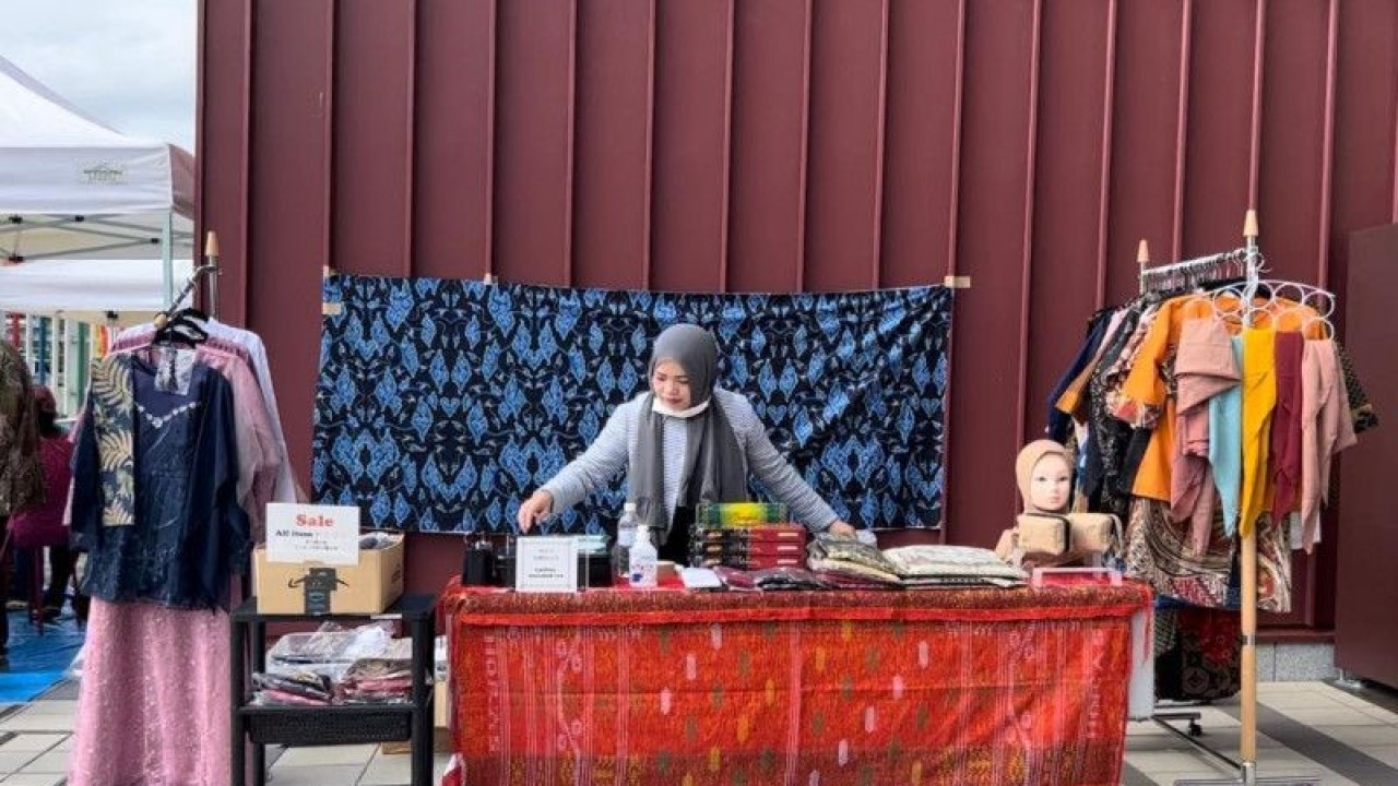 Pemilik Yani Collection Heri Yani menjajakan produknya, yakni batik dan pakaian muslimah di salah satu bazaar di Kota Toride, Prefektur Ibaraki, Jepang. (ANTARA/ Juwita Trisna Rahayu)