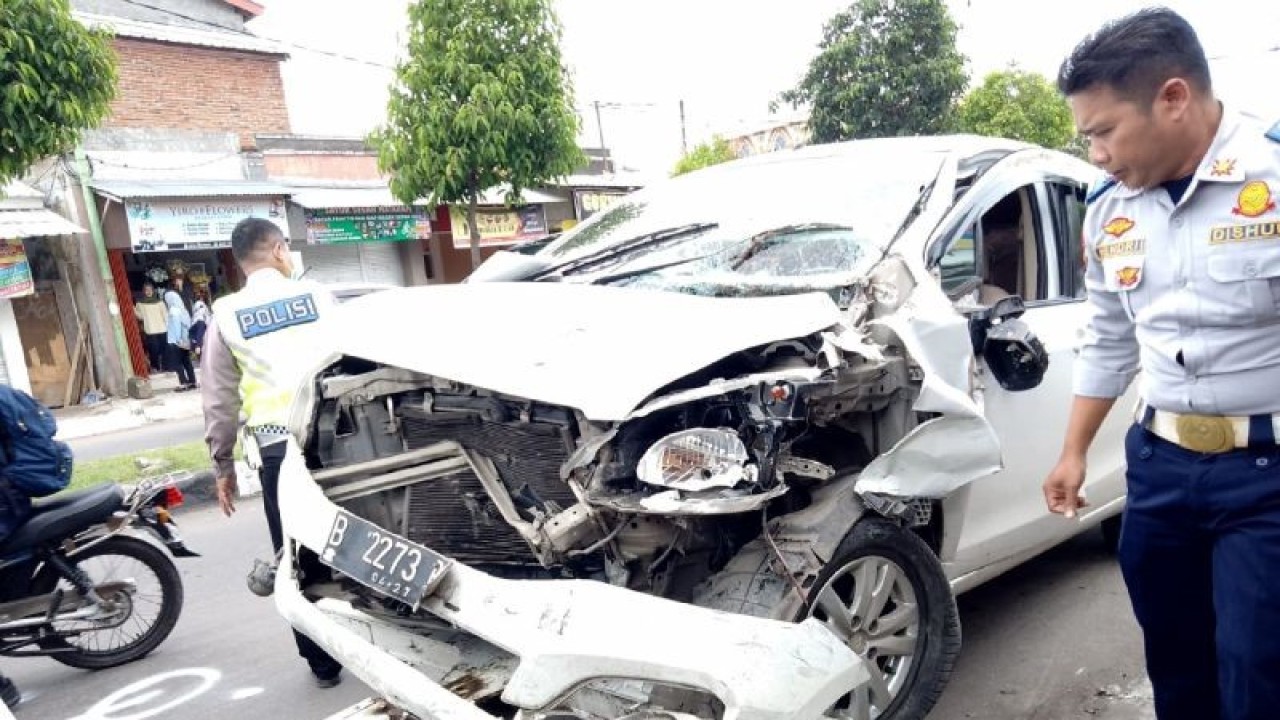 Petugas melakukan pengaturan lalu lintas sekaligus memeriksa kendaraan roda empat yang terlibat kecelakaan beruntun dengan lima kendaraan roda dua hingga menewaskan seorang pengendara di Jalan Gajah Mada, Mataram, NTB, Senin (26/12/2022). (ANTARA/HO-Polresta Mataram)