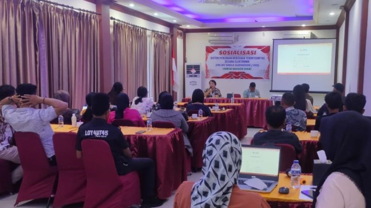 Puluhan pelaku usaha mikro kecil menengah (UMKM) mengikuti sosialisasi penggunaan sistem OSS dalam perizinan usaha yang digelar oleh Dinas Penanaman Modal dan PTSP kabupaten Manokwari Papua Barat di Manokwari, Jumat (30/12/2022). (ANTARA/HANS ARNOLD KAPISA)