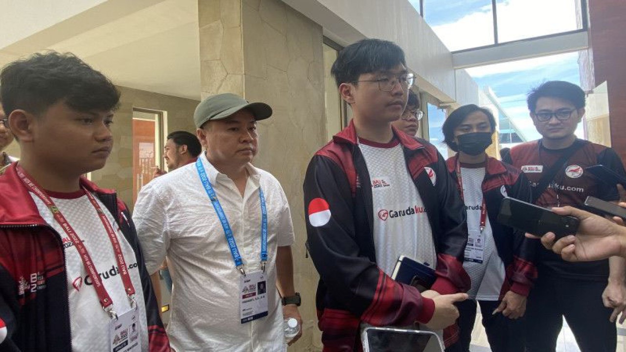 Para pemain dan pelatih tim nasional Mobile Legends: Bang-Bang (MLBB) Indonesia bersama bersama Sekretaris Jenderal Pengurus Besar Esports Indonesia (PB ESI) Frengky Ong (kedua dari kiri) menemui media usai kemenangan laga Indonesia vs Filipina di Merusaka, Nusa Dua, Bali, Minggu (5/12/2022). (ANTARA/Arindra Meodia)