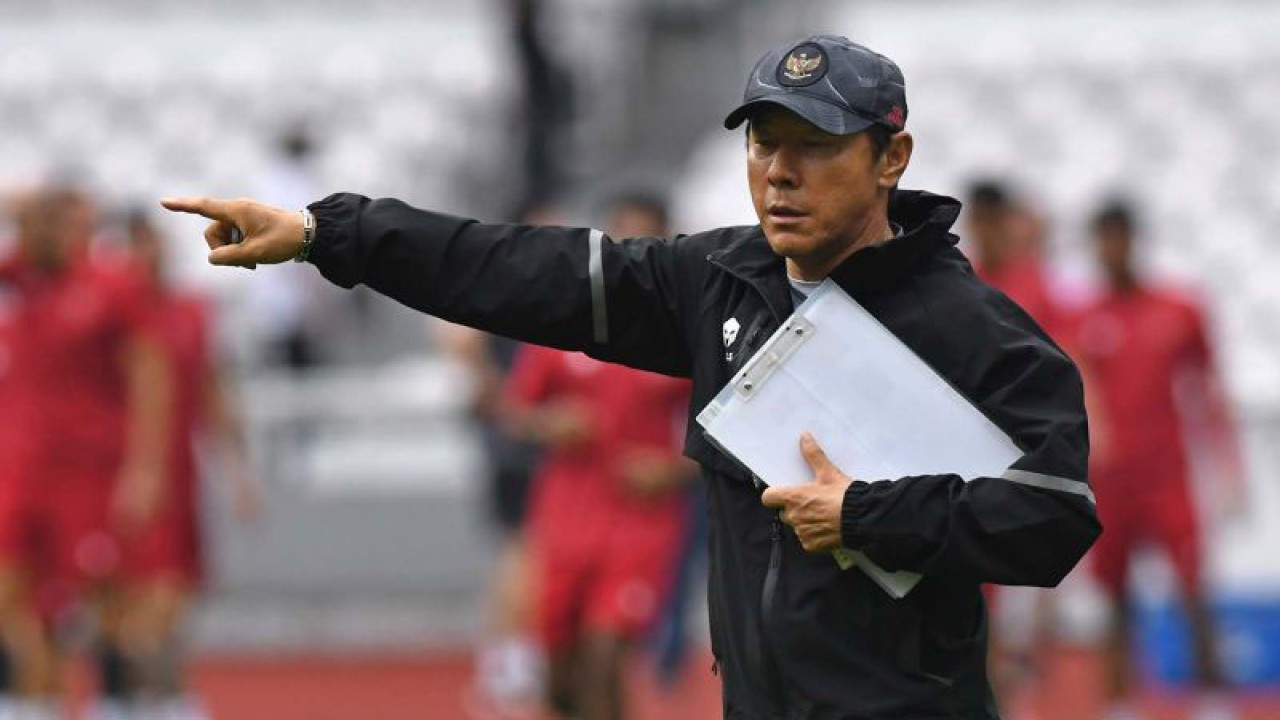 Pelatih Shin Tae-yong memberikan arahan kepada para pesepak bola Timnas Indonesia dalam sesi latihan resmi jelang pertandingan grup A Piala AFF 2022 di Stadion Utama gelora Bung Karno (SUGBK), Jakarta, Kamis (22/12/2022). Pelatih Shin Tae-yong optimistis Timnas Indonesia dapat mengalahkan Timnas Kamboja dalam pertandingan yang akan berlangsung Jumat (23/12). ANTARA FOTO/Aditya Pradana Putra/aww.