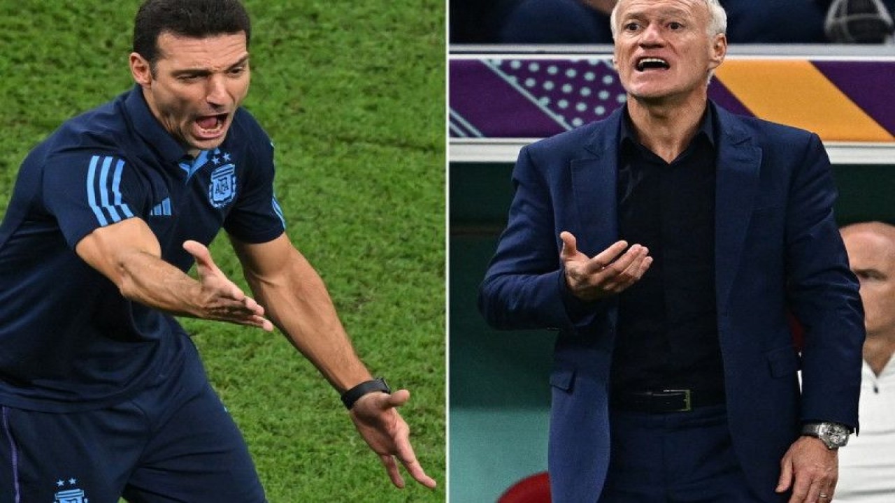 Foto kombinasi antara pelatih Argentina Lionel Scaloni (kiri) dan pelatih Prancis Didier Deschamps menjelang final Piala Dunia 2022 di Doha, Qatar, pada 18 Desember 2022. AFP/GABRIEL BOUYS
