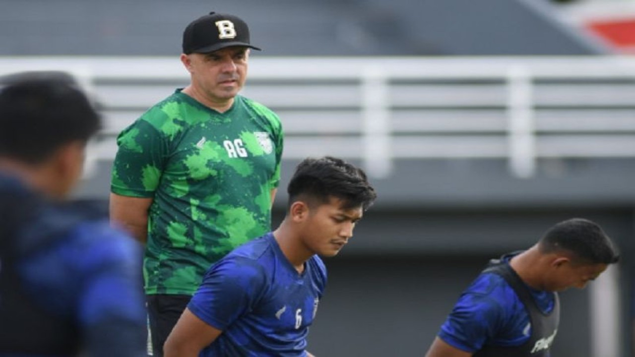 Pelatih Borneo FC Andre Gaspar saat memimpin latihan. (HO/Borneofc.id)