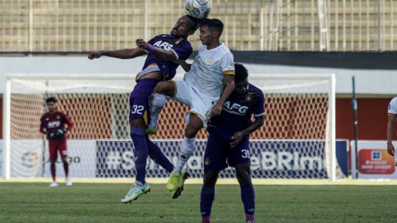 Pemain kesebelasan Persik Kediri Rohit Chand (kiri) berebut bola dengan pemain Dewa United Budhiar (kedua kiri) saat laga BRI Liga1 di Stadion Maguwoharjo, Sleman, D.I Yogyakarta, Sabtu (17/12/2022). Dalam pertandingan itu Persik Kediri berhasil mengalahkan Dewa United dengan skor 1-0. ANTARA FOTO/Andreas Fitri Atmoko/hp.