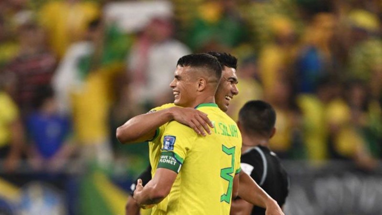 Arsip - Gelandang Brazil Casemiro (kiri) dan bek Brazil Thiago Silva merayakan kemenangan Brazil atas Swiss di laga penyisihan grup G Piala Dunia 2022 di Stadium 974, Doha, Senin (28/11/2022). ANTARA/AFP/FABRICE COFFRINI/pri.