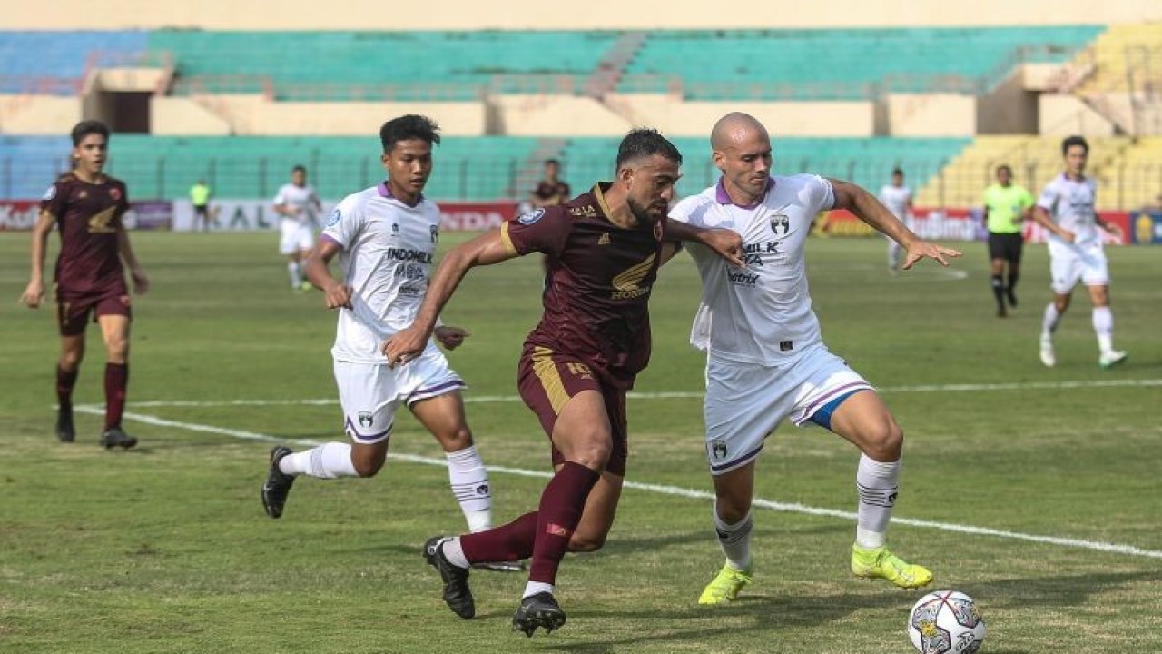 Pesepak bola PSM Makassar Everton Mendonca (tengah) berebut bola dengan pesepak bola Persita Agustin Cattaneo (kanan) saat pertandingan Liga 1 di Stadion Sultan Agung, Bantul, DI Yogyakarta, Kamis (8/12/2022). ANTARA FOTO/Hendra Nurdiyansyah/hp.