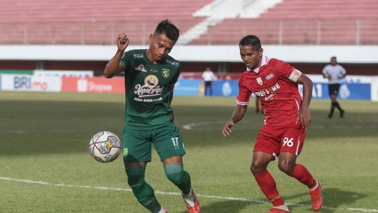 Pesepakbola Persis Solo Abduh Lestaluhu (kanan) mencoba menghadang pesepakbola Persebaya Surabaya Higor Vidal (kanan) pada pertandingan Liga 1 di Stadion Maguwoharjo, Sleman, DI Yogyakarta, Rabu (21/12/2022). Pertandingan tersebut berakhir imbang dengan skor 0-0. ANTARA FOTO/Hendra Nurdiyansyah/YU (Antara Foto/Hendra Nurdiyansyah)