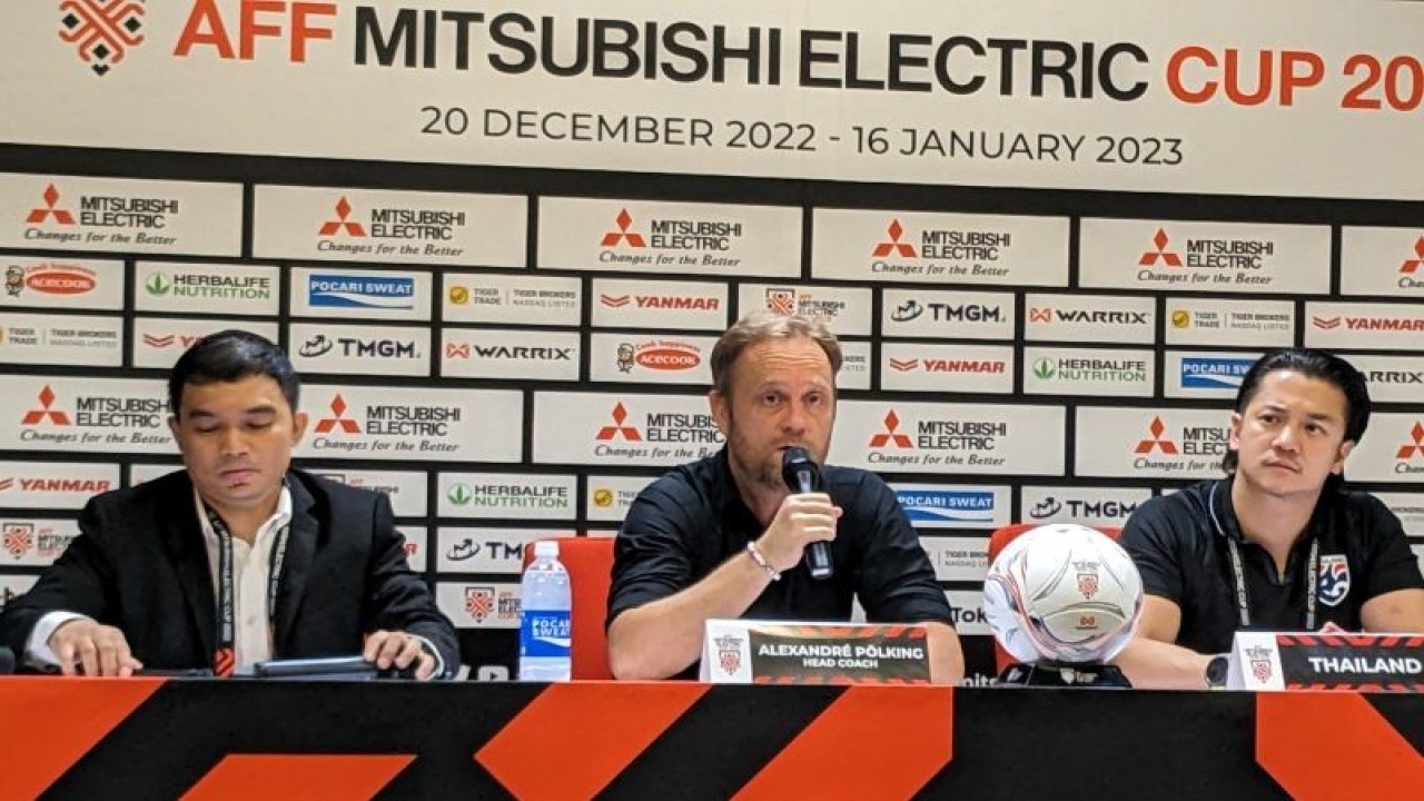 Pelatih tim nasional Thailand Alexandre Polking (tengah) memberikan keterangan kepada media usai laga Grup A Piala AFF 2022 versus Indonesia, yang berakhir imbang 1-1, di Stadion Utama Gelora Bung Karno (SUGBK), Jakarta, Kamis (29/12/2022). (ANTARA/Michael Siahaan)