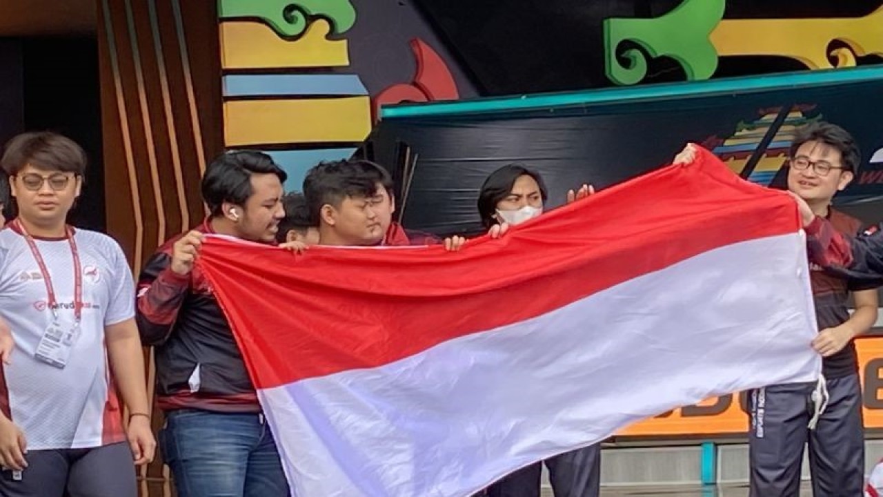 Para pemain timnas Mobile Legends: Bang-Bang Indonesia berfoto bersama setelah dinobatkan menjadi juara usai memenangi laga grand final melawan Filipina dalam kejuaraan esport dunia IESF Bali 14th World Esport Championship di Merusaka, Nusa Dua, Bali, Minggu (11/12/2022) (ANTARA/Arindra Meodia)