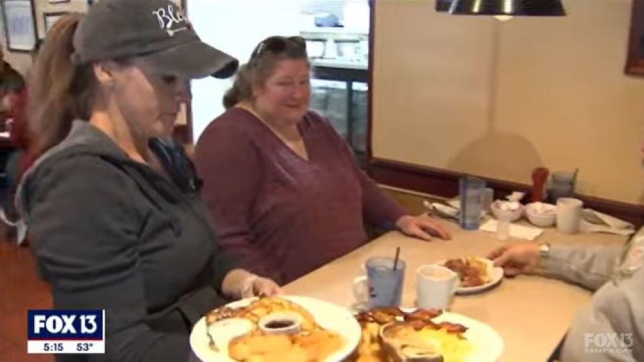 Seorang pelayan wanita di satu restoran di Florida, Amerika Serikat (AS), Stacey White, sangat kaget mendapatkan uang tip sebesar US$.1000 dari pelanggan. (Tangkapan layar). 