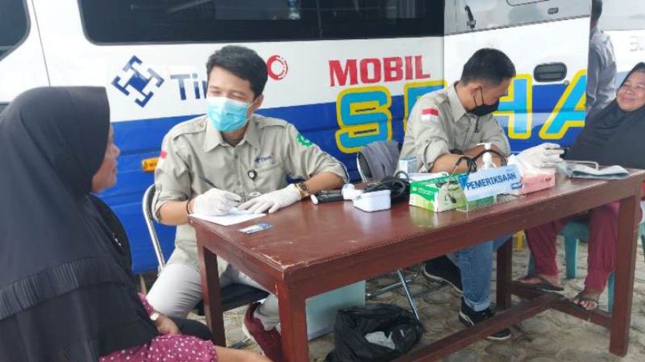 Mobil Sehat PT Timah Tbk memberikan pelayanan kesehatan gratis kepada warga Pulau Selat Nasik Belitung. (ANTARA/ Aprionis)