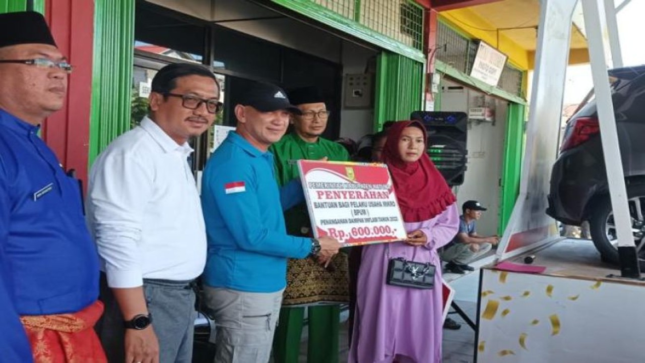 Penyerahan bantuan oleh Wakil Bupati Natuna Rodhial Huda kepada para pelaku usaha mikro secara simbolis di Bank Riau Kepri cabang Ranai, Natuna, Kepri, Jumat (2/12). (ANTARA/HO-Kominfo Natuna/Cherman)