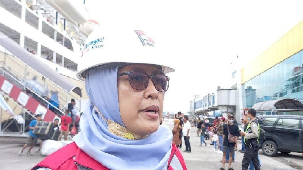 Kepala Cabang PT Pelayaran Nasional Indonesia (PT PELNI) Tanjung Priok Nuraini Desi di depan awak media di Pelabuhan Penumpang Tanjung Priok, Jakarta, Jumat. (ANTARA/ Muhammad Heriyanto)