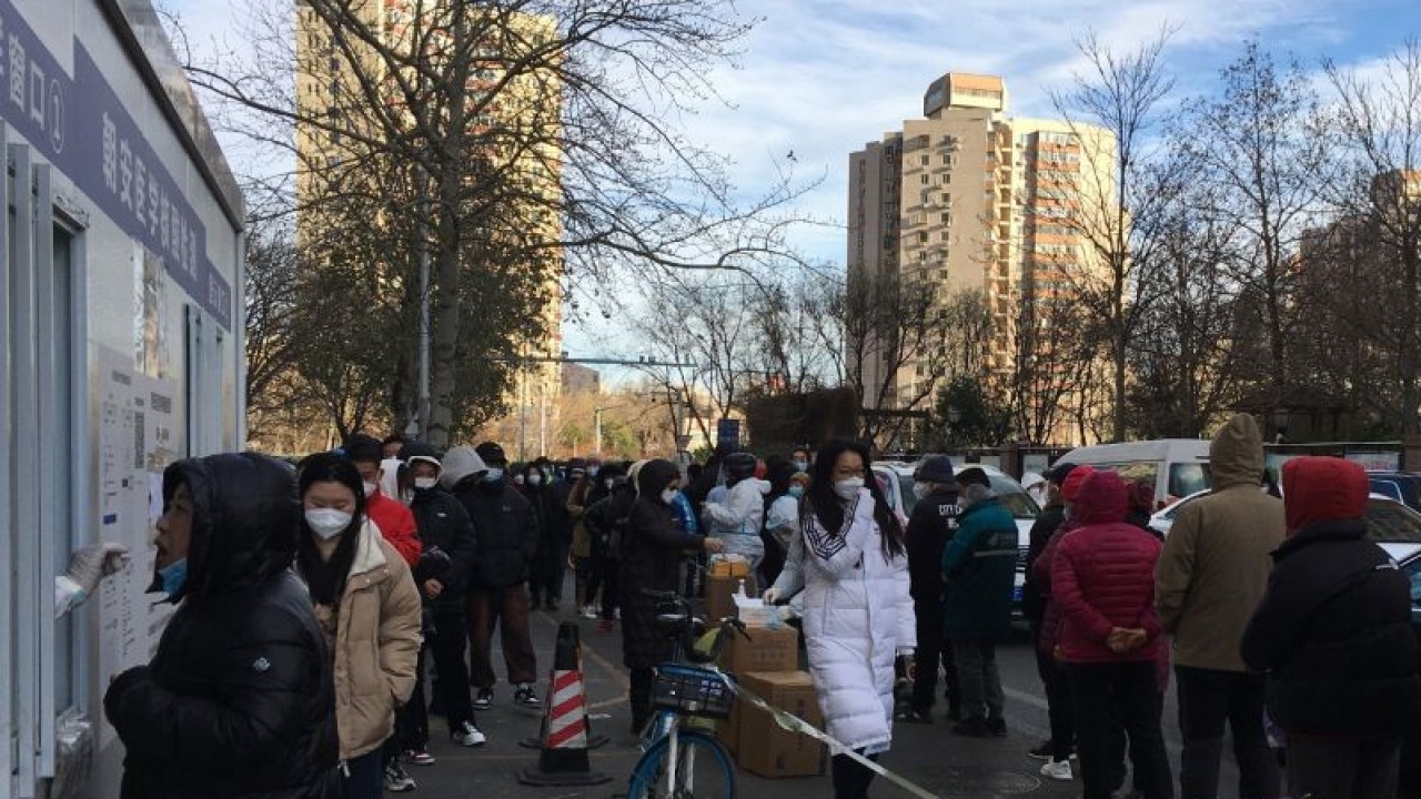 Arsip - Massa memadati tempat tes PCR di pinggir jalan di Distrik Chaoyang, Kota Beijing, China, Sabtu (3/12) sore, hingga menimbulkan antrean panjang. Situasi tersebut terjadi setelah otoritas kesehatan setempat memangkas masa berlaku hasil tes negatif COVID-19 dari 72 jam menjadi 48 jam tanpa menambah jumlah petugas pengambilan sampel sehingga sejumlah tempat tes PCR di setiap kompleks permukiman warga banyak yang tutup. ANTARA FOTO/M. Irfan Ilmie (ANTARA/M. Irfan Ilmie)