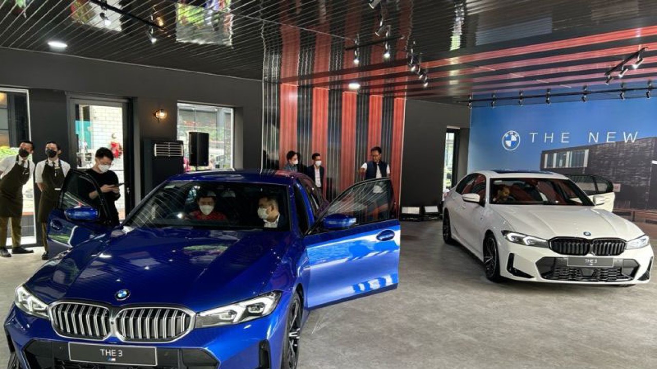 Peluncuran mobil BMW Seri 320i M Sport dan 330i M Sport Pro di Plaza Senayan, Jakarta, Jumat (2/12/2022) (ANTARA/Maria Cicilia Galuh)