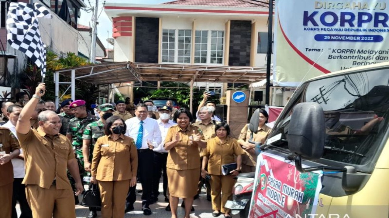 Peluncuran operasi pasar murah di Ambon, Maluku. ANTARA/John Soplanit