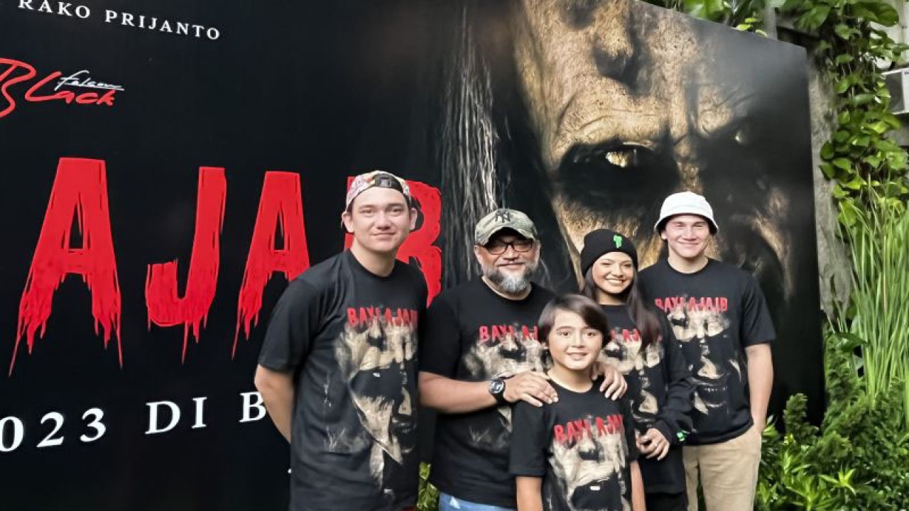 (Ki-ka) Adipati Dolken, Rako Prijanto, Rifnu Wikana Rayhan Cornelius V, Sara Fajira, dan Vino G Bastian berfoto bersama usai konferensi pers film “Bayi Ajaib” di Jakarta, Rabu (21/12/2022). (ANTARA/Arnidhya Nur Zhafira)