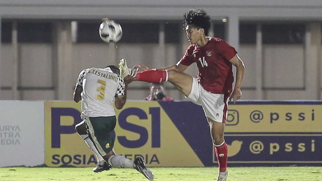 Arsip - Pesepak bola Timnas U-23 Feby Eka Putra (kanan) berebut bola dengan pesepak bola Tira Persikabo Abduh Lestaluhu dalam laga uji coba di Stadion Madya, Senayan, Jakarta, Jumat (5/3/2021). Pertadingan tersebut digelar dalam rangka persiapan Timnas U-23 jelang SEA Games 2021 di Vietnam. ANTARA FOTO/Dhemas Reviyanto/foc.
