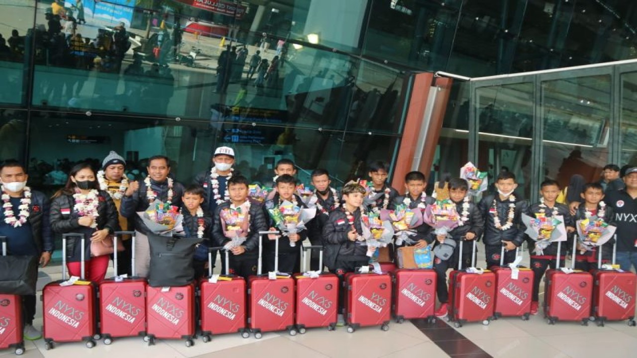 NYXS Dream Team Indonesia berpose setibanya di Bandara Internasional Soekarno Hatta, Tangerang, Banten, Selasa (20/12/2022). ANTARA/HO-NYXS Dream Team Indonesia