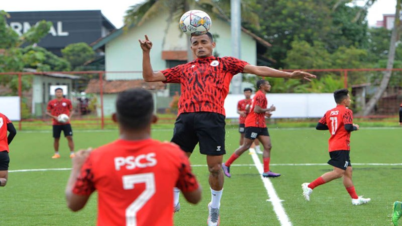 Para pemain PSCS menjalani latihan di Lapangan Sepak Bola TNI AD Jenderal Soedirman Cilacap, Jumat (16/9/2022), dan selanjutnya menjalani sentralisasi latihan mulai Senin (12/12/2022). ANTARA/HO-Media Officer PSCS
