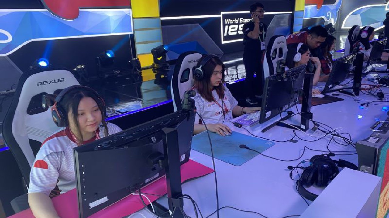 Para pemain timnas CS:GO putri Indonesia beraksi pada laga final lower bracket melawan Argentina dalam kejuaraan esport dunia IESF Bali 14th World Esports Championship 2022 di Ice Stage, Merusaka, Nusa Dua, Bali, Kamis (8/12/2022). (ANTARA/Arindra Meodia)
