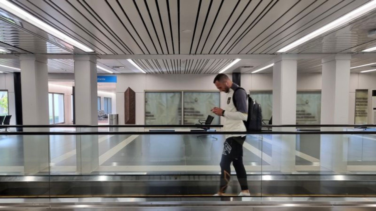 Pemain Timnas Indonesia Ilija Spasojevic berjalan di eskalator setibanya di Bandara Internasional Soekarno Hatta, Tangerang, Banten, Selasa ( 27/12/2022). ANTARA/Bayu Kuncahyo