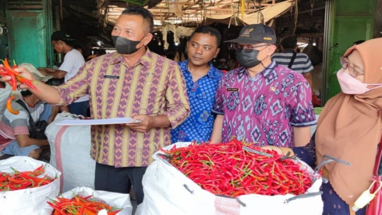 Pemantauan harga bahan pokok di pasar tradisional wilayah Kota Kediri, Jawa Timur. ANTARA/ dokumen