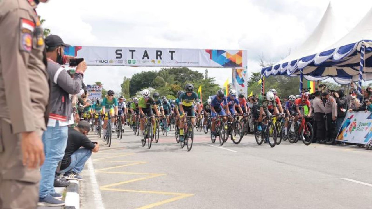 62 pebalap dari 13 tim dalam dan luar negeri saat Tour de Siak Etape I di depan Istana Siak. (ANTARA/HO-Pemkab Siak)