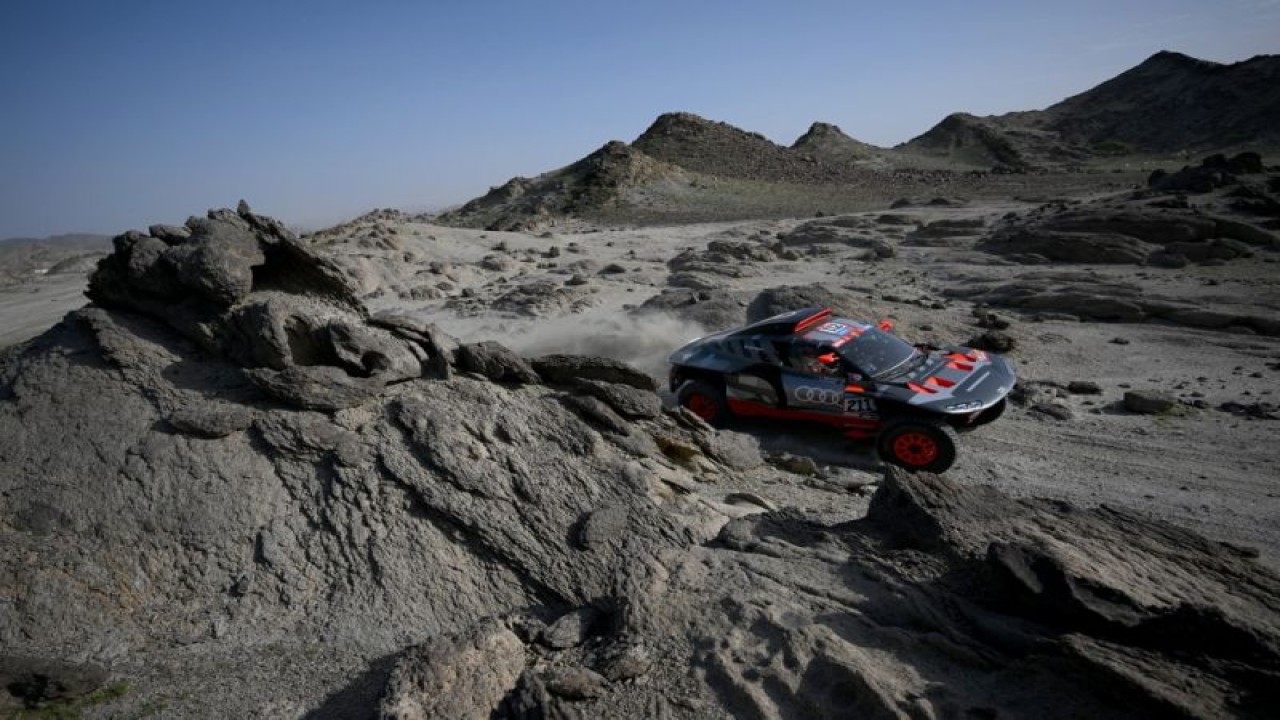 Pebalap Swedia Mattias Ekstrom dan co-driver Emil Bergkvist dari Swedia menjalani latihan di pesisir laut Merah di Yanbu, Arab Saudi jelang pembukaan Reli Dakar 2023. (30/12/2022) (AFP/FRANCK FIFE)