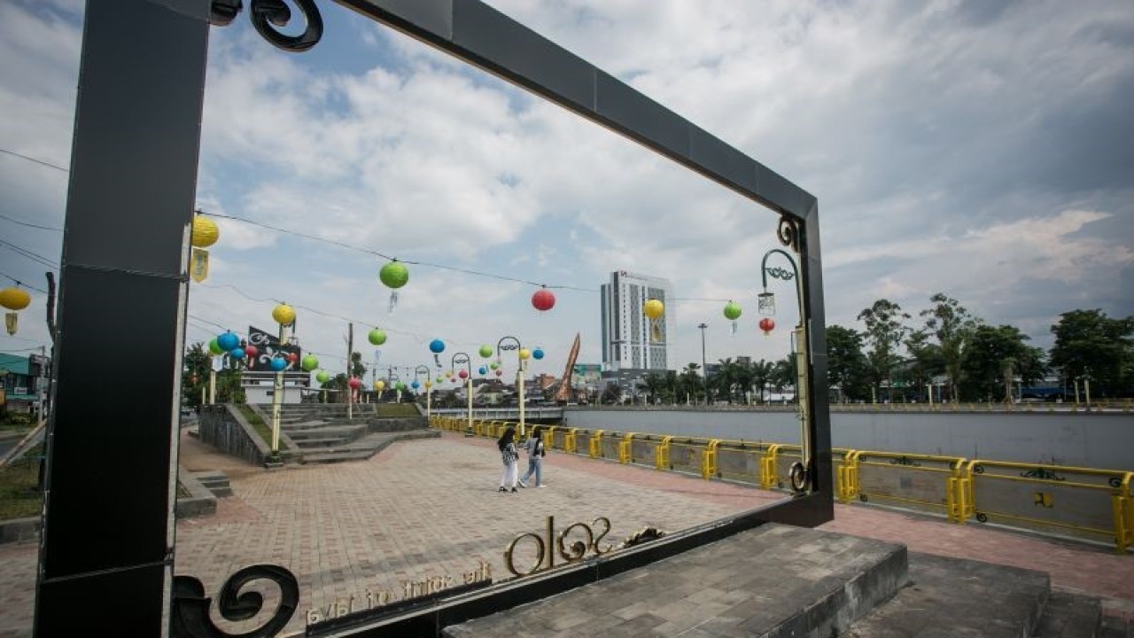 Seorang menikmati pemandangan di kawasan taman Bendung Tirtonadi, Solo, Jawa Tengah, Rabu (16/2/2022). ANTARA FOTO/Mohammad Ayudha/foc. (ANTARA FOTO/MOHAMMAD AYUDHA)