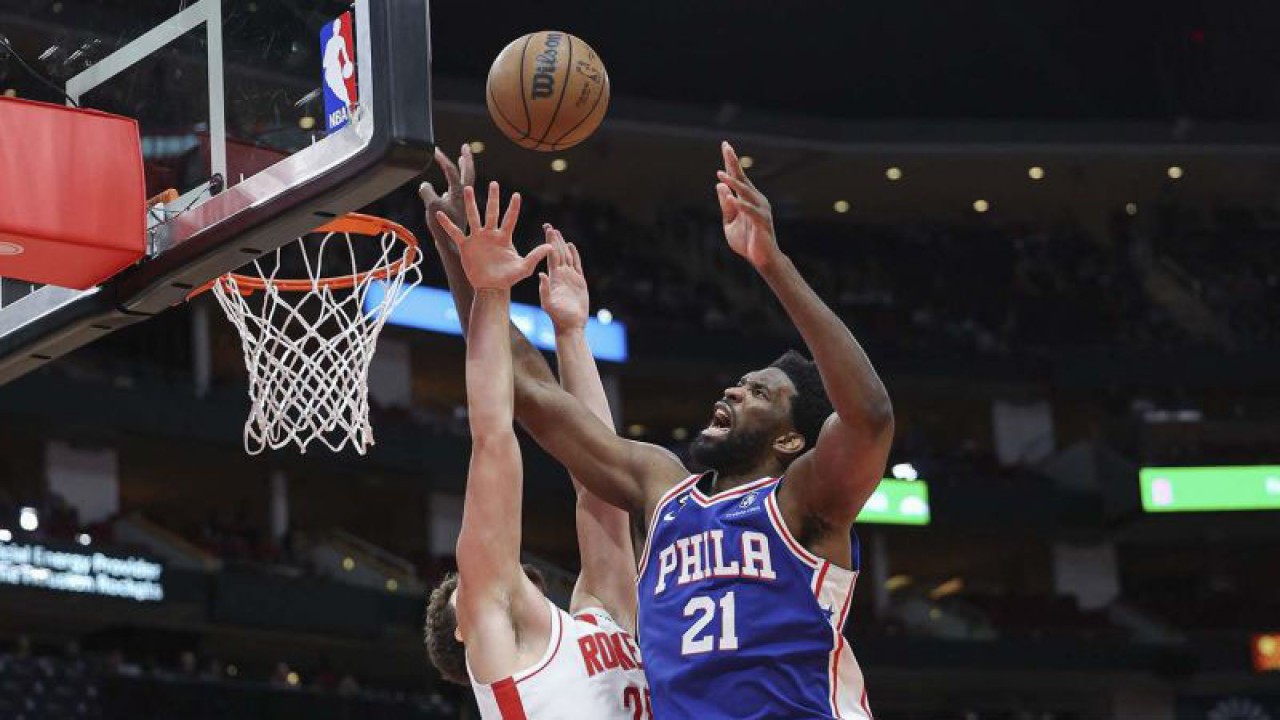 Foto arsip - Pebasket Philadelphia 76ers Joel Embiid (21) memasukkan bola dengan dikawal pebasket Houston Rockets Alperen Sengun (28) pada laga NBA di Toyota Center, Houston, Texas, AS (5/12/2022). ANTARA FOTO/Troy Taormina-USA TODAY Sports via Reuters/aww.