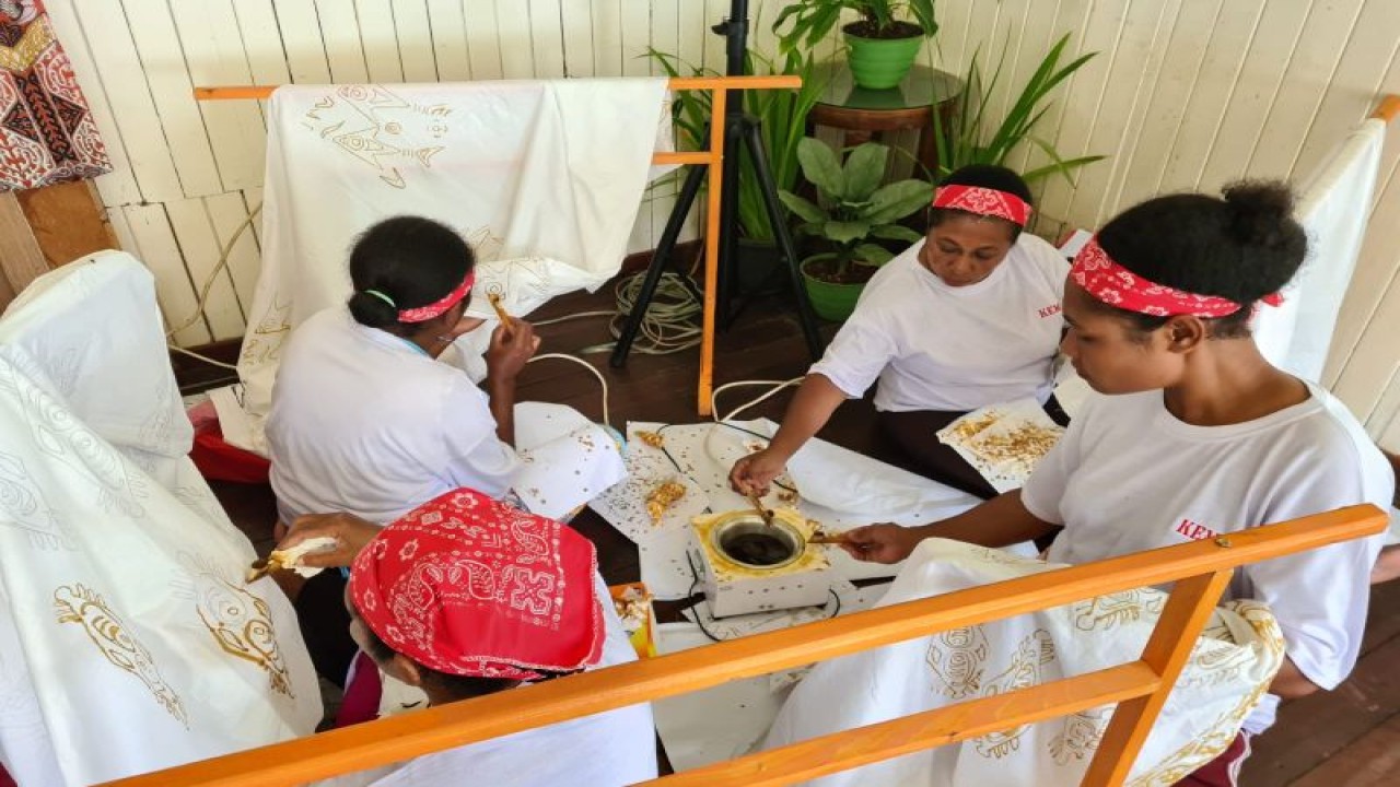 Masyarakat di empat daerah terpencil Papua diberikan pelatihan membatik dalam pelatihan membatik dan menjahit oleh Kementerian Sosial yang dilaksanakan di Hotel Asana Biak, Selasa (13/12/2022). (Antara/HO-Kemensos)