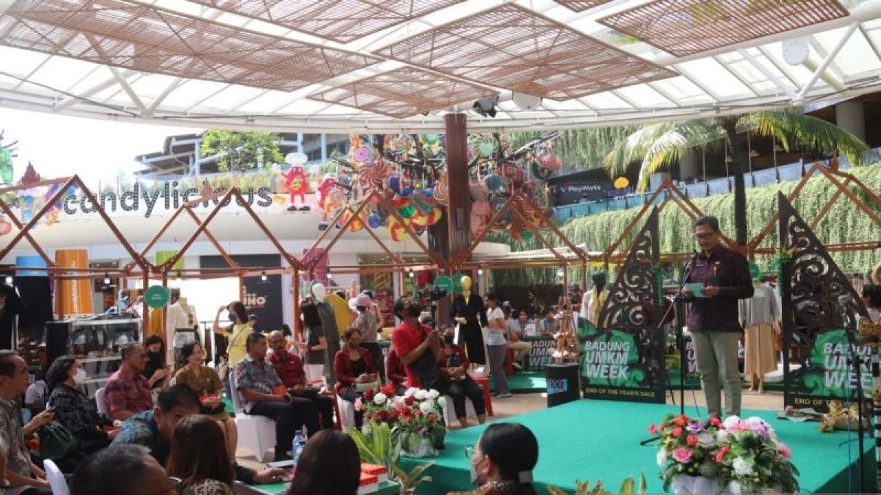 PembukAn "Badung UMKM Week 2022" Batch 2 di Fountain Stage Beachwalk Shopping Mall Kuta Bali. ANTARA/HO-Pemkab Badung