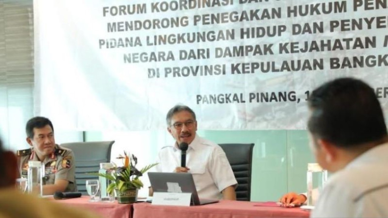 Asisten Deputi Penanganan Kejahatan Terhadap Kekayaan Negara Kemenkopolhukam Brigjen Pol. Asep Jaenal (tengah) bersama Pj Gubernur Kepulauan Babel Ridwan Djamaluddin (kiri) membahas penanganan tambang ilegal di Pangkalpinang, Rabu (14/12/2022). (ANTARA/HO-Diskominfo Babel)