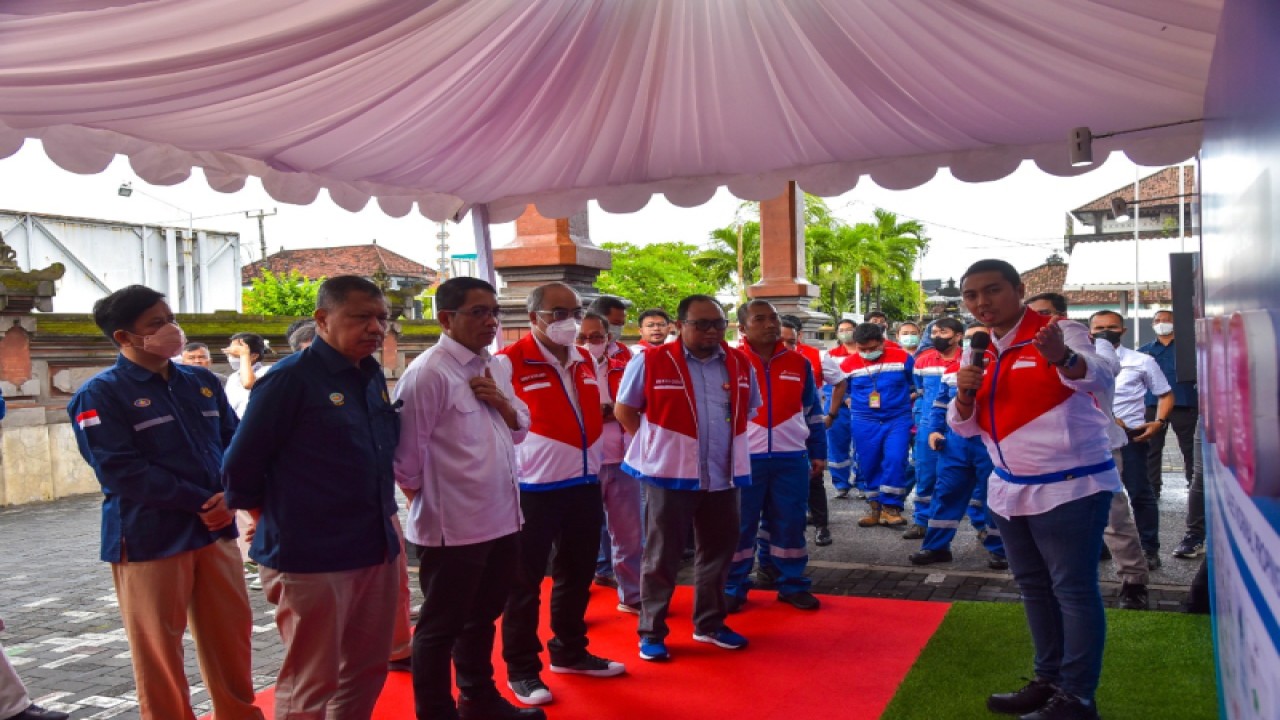 Pelaksana Tugas (Plt) Direktur Jenderal Ketenagalistrikan Kementerian ESDM Dadan Kusdiana saat mengunjungi Terminal Bahan Bakar Minyak (TBBM) Sanggaran, Bali, Selasa (27/12/2022). ANTARA/HO-Humas Kementerian ESDM