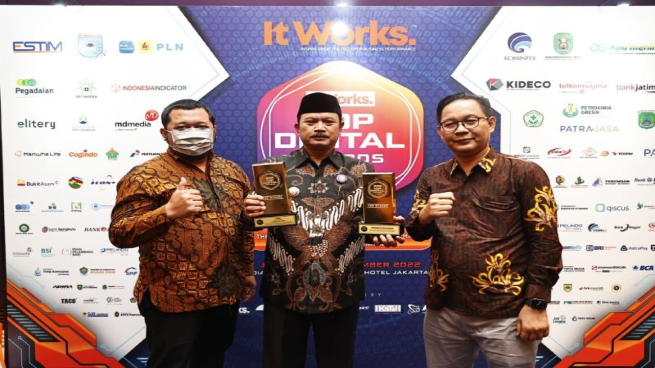 Pemerintah Kota Madiun menyabet dua kategori sekaligus pada penghargaan Top Digital Award tahun 2022. Yakni, Top Digital Implementation 2022 bintang 4 dan Top Leader on Digital Implementation 2022 untuk Wali Kota Madiun Maidi yang berlangsung di Jakarta, Kamis (15/12/2022) malam. ANTARA/HO-Diskominfo Kota Madiun