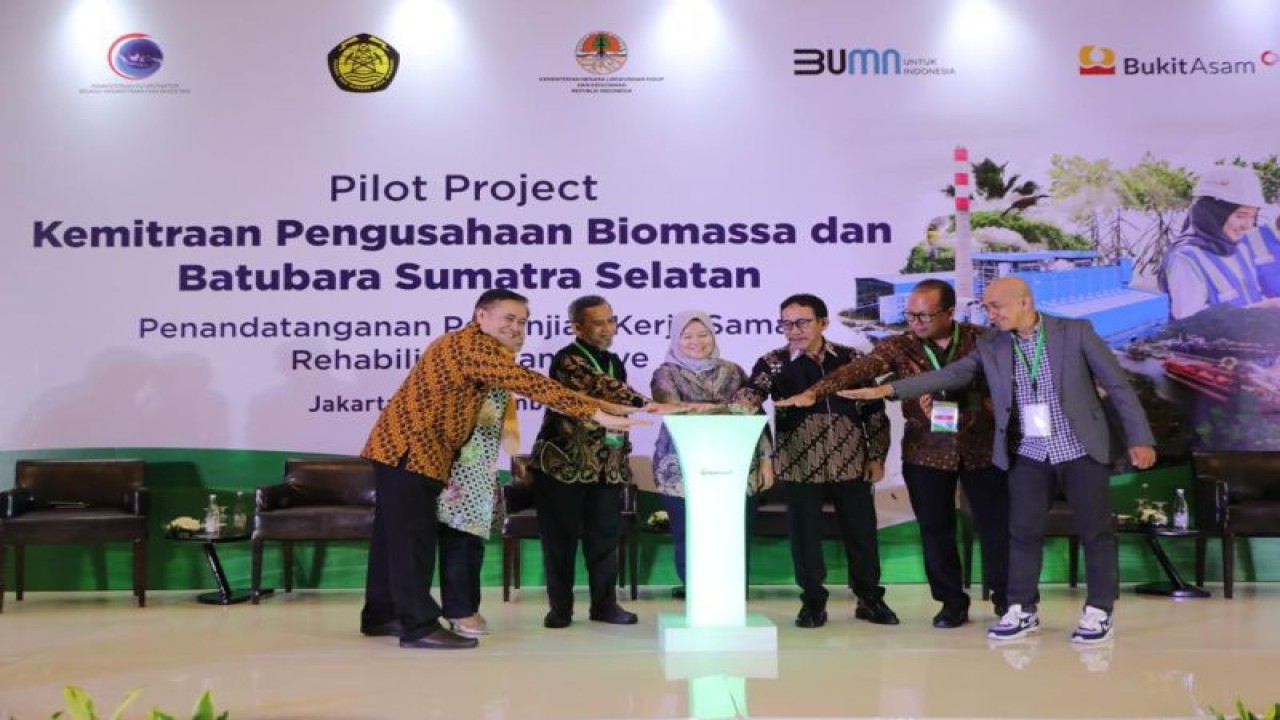 Peluncuran Pilot Project Kemitraan Pengusahaan Biomassa dan Batubara Sumatera Selatan serta Penandatanganan Perjanjian Kerja Sama Rehabilitasi Mangrove di Jakarta, Kamis (22/12/2022) yang difasilitasi Kemenko Kemaritiman dan Investasi (Marves). (ANTARA/HO Kemenko Kemaritiman dan Investasi)