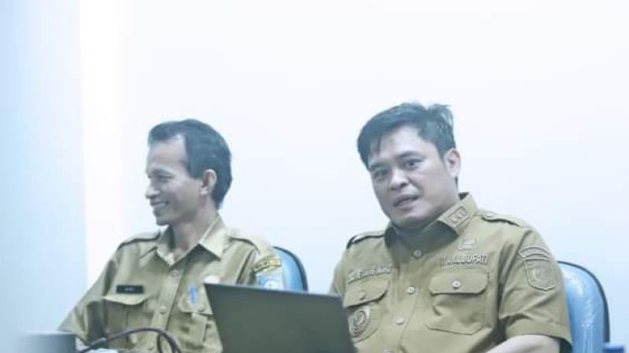 Wakil Bupati Bangka Barat Bong Ming Ming (kanan) dan Kepala Dinas Koperasi UKM dan Perindustrian Bangka Barat Aidi dalam rapat koordinasi untuk rencana perbaikan pasar tradisional. ANTARA/HO-Diskominfo Kabupaten Bangka Barat