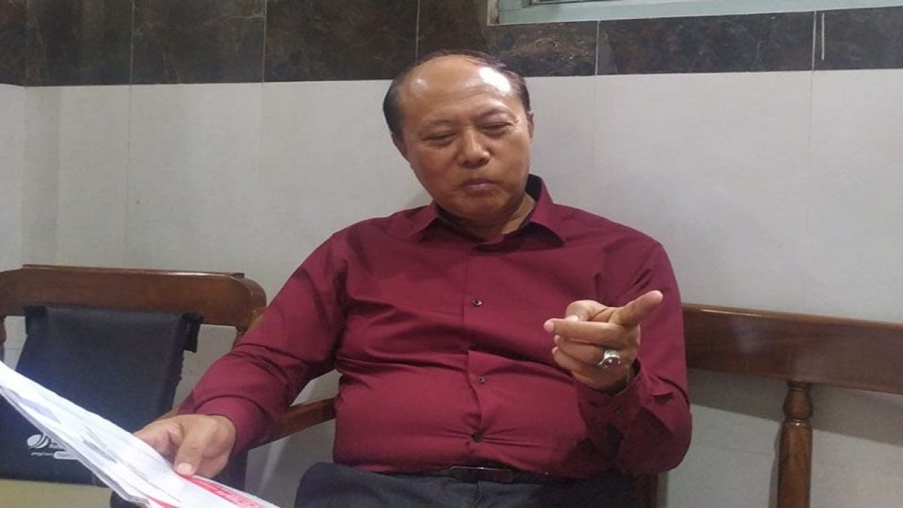 Asisten Pemerintahan dan Kesejahteraan Rakyat (Aspemkesra) Sekretaris Daerah Banyumas Purwadi Santoso memberi keterangan pers di Purwokerto, Selasa (27/12/2022), terkait dengan rencana pemasangan LPJU di 6.000 titik pada tahun 2023. ANTARA/HO-Pemkab Banyumas